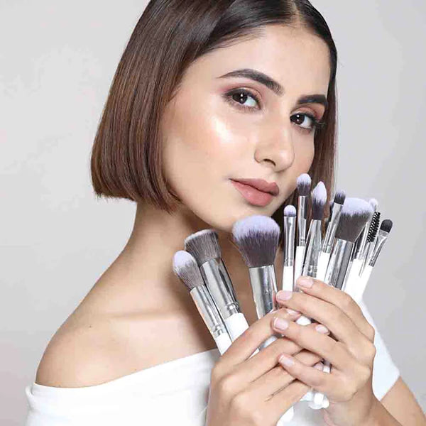 Plume DENSE DOME EYE SHADOW APPLICATION BRUSH P17