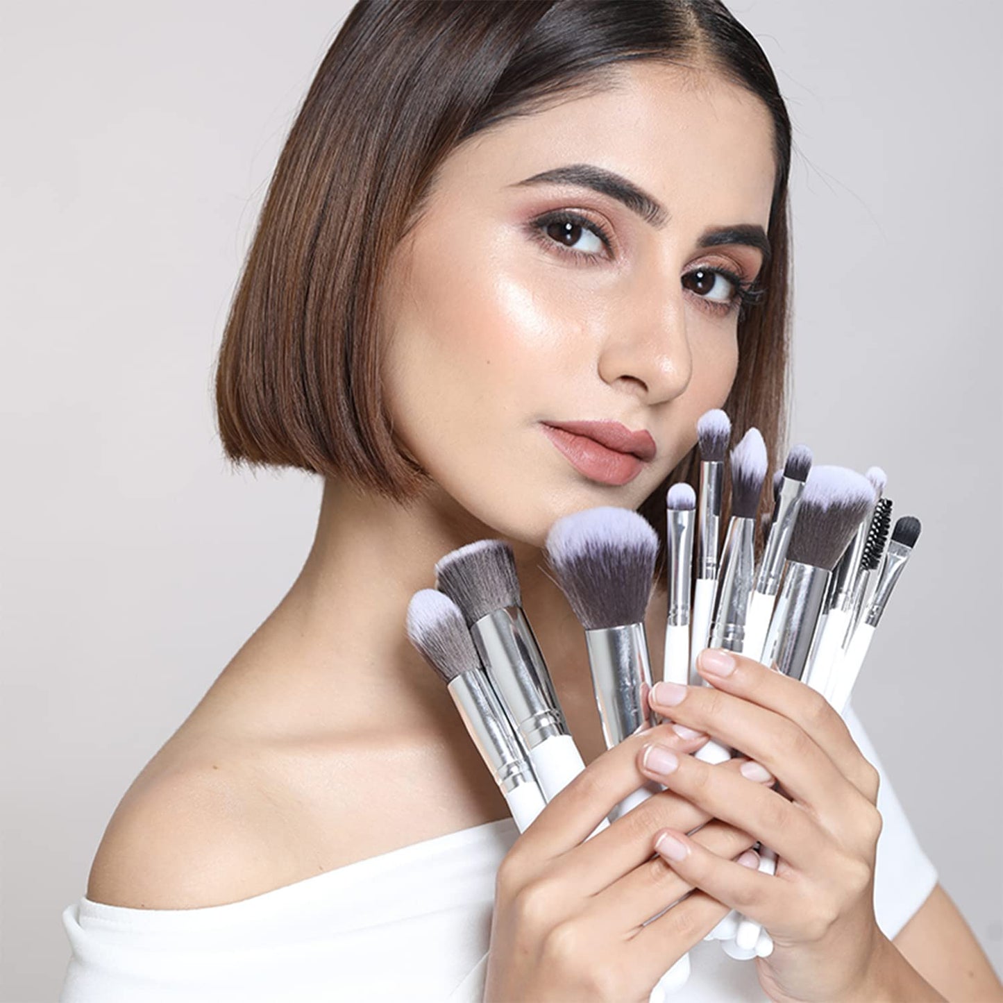 Plume ANGLED CREASE BLENDING/NOSE CONTOUR BRUSH  P10