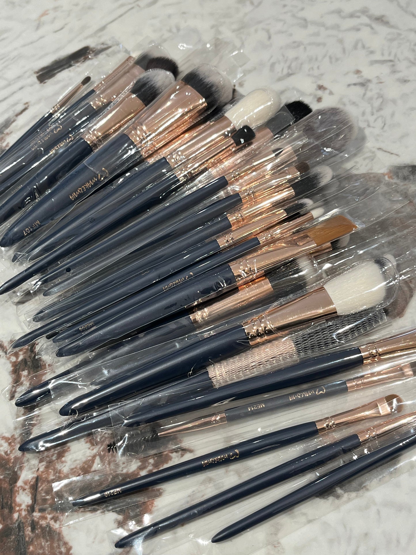 MAKEZMIA Crown Collection Set of 33 Makeup Brush