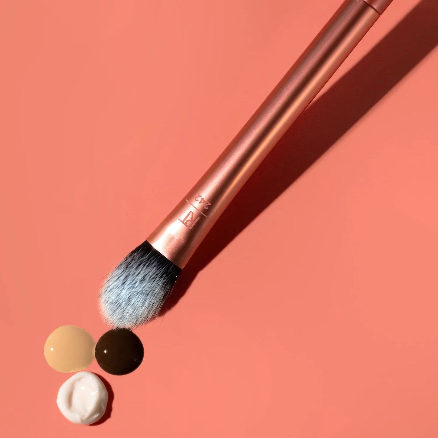REAL TECHNIQUES Brightening Concealer Makeup Brush 01977